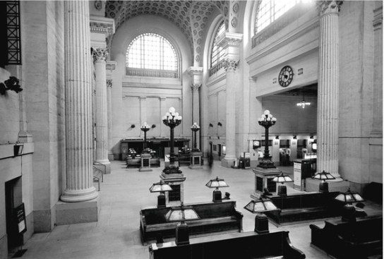 The General Waiting Room is a one-quarter-scale replica of that at the former Penn Station in NYC. 