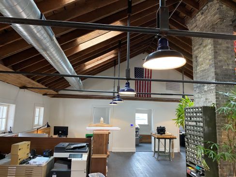 The roof structure was altered to allow for a vaulted
ceiling and skylights in the studio.