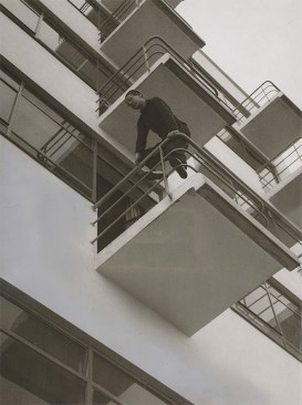 László Moholy-Nagy on the balcony of the Prellerhaus in Dessau (1927)