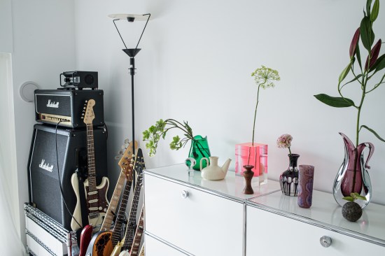 The green wires of the lamp remind of a plant