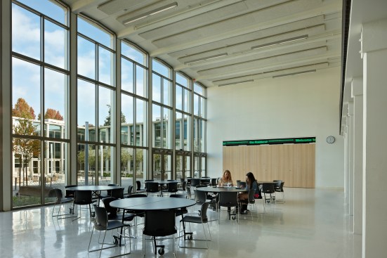 The+new+double-height+student+activity+area+creates+a+strong+student+community+in+the+heart+of+the+campus.