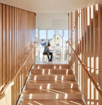 The daylight flooded glass stairwell provides intimate reading areas and views of the school’s gardens and grounds.