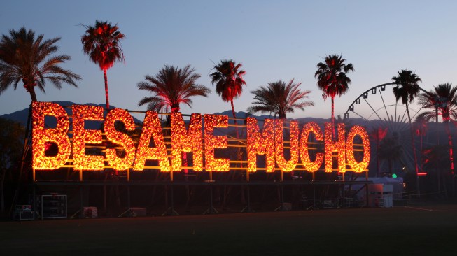 At night, the installation colored lights projected onto it, which changed as the night went on.
