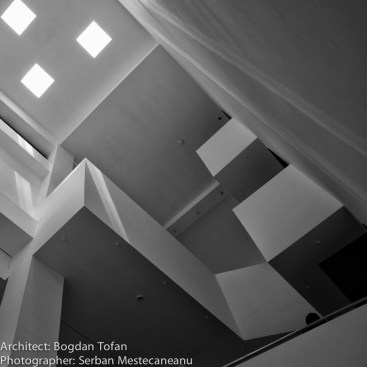 Interior lobby 
Photo: Serban Mestecaneanu