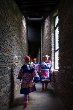 Miao minority girls on the corridor ramp