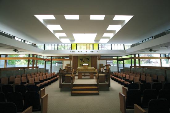 The+centralized+plan+of+the+main+sanctuary+on+the+second+floor+is+lined+with+floor-to-ceiling+windows.
