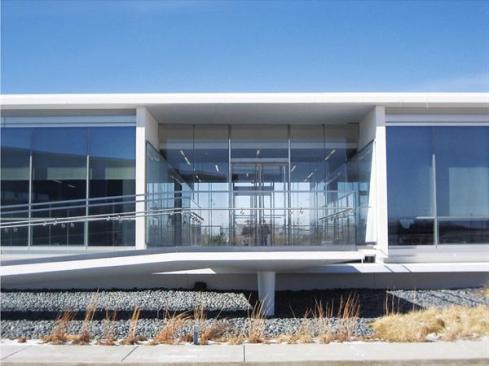 Because of the rugged nature of the site, the building was constructed on a platform, which allowed the long, thin main floor to remain level without requiring any excavation. This gave rise to an interesting, Brasilia-like treatment for the building's two entry ramps (one of which is seen here).