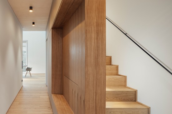 Entrance area with bench and storage space, stairs to the upper floor on the right. Behind it are the workroom, storage space and guest WC.