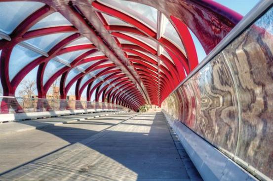 Measuring 6.2 meters between handrails, the Peace Bridge is twice the width of existing footbridges in the area and provides distinct pathways for pedestrians and bicyclists.
