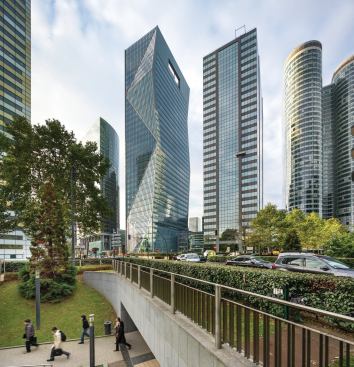 The Tour Carpe Diem’s defining feature is its pleated glass curtainwall, which was realized using a system from Yuanda Europe.