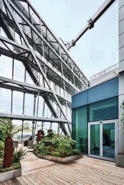Conference rooms, enclosed in glazing from Polypane Glasindustrie, flank the rooftop garden and can be rented out for meetings. 
