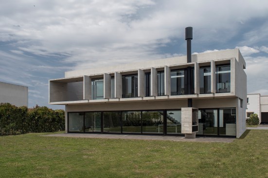 With its brise-soleils, the glazed north façade provides views of the site’s ample backyard.