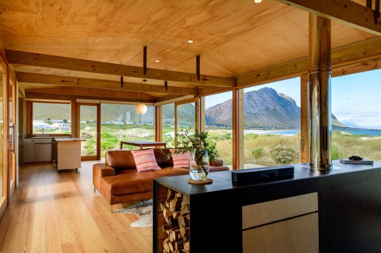 The glazing is a distinctive threshold between the outside and in. The living/dining space melds into the
landscape beyond through its 180° views out