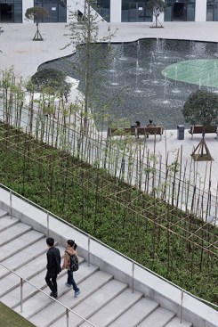 Stairways+and+throughways+allow+the+complex+to+become+part+of+the+surrounding+urban+fabric.