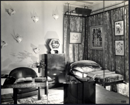 Lord & Taylor alcove designed by Chareau (1928)