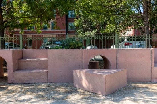 The Garden Table by Studio Ossidiana, led by Alessandra Covini and Giovanni Bellotti, organized in coordination with El Paseo
Community Garden and NeighborSpace, Chicago Architecture Biennial, 2021