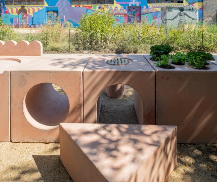 The Garden Table by Studio Ossidiana, led by Alessandra Covini and Giovanni Bellotti, organized in coordination with El Paseo
Community Garden and NeighborSpace, Chicago Architecture Biennial, 2021
