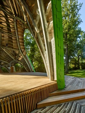 Detail of arch meeting ground
