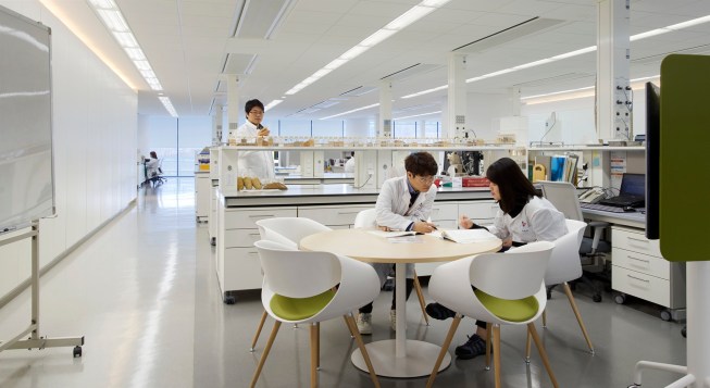 Lab spaces fill the towers’ upper floors, and are designed to be flexible. Rolling furniture and minimal overhead elements allow the spaces to be reconfigured to accommodate changing product teams.