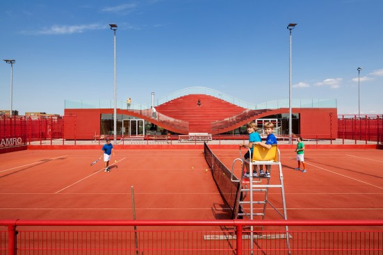 The club house of the IJburg Tennis Club is free to the public all year long. During the weekends, it is transformed into a restaurant.