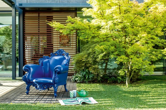 The Magis Proust in blue. Thanks to the nature of its material, the armchair is suitable for the outdoors.