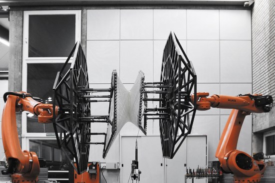 Synchronized robots core-less filament winding