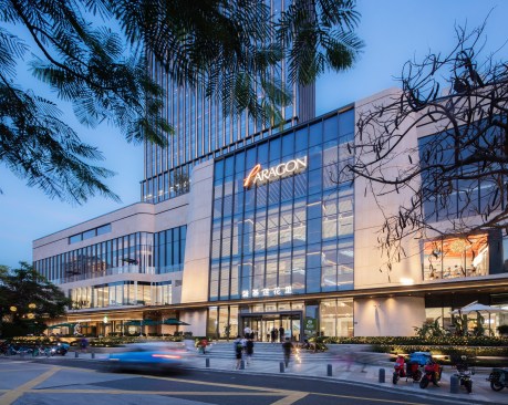 Intimate connection with the outdoor pedestrian street