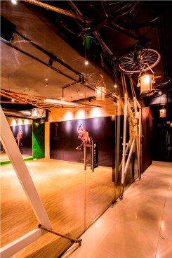 A PEAK FROM THE OUTSIDE
Open and fluid design allows glimpses of the studios from the passage and vice .