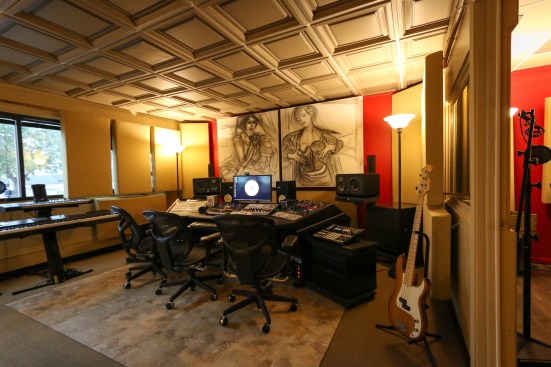 After, the new Latte-colored Ceilume thermoformed ceiling causes less glare on the mixing equipment screens than there had been with the previous white ceiling, and the air quality has improved.