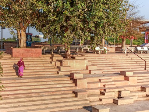 pause points on the steps through platforms and ‘otlas’

