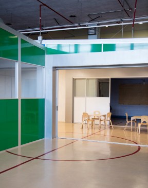 The area between the classrooms and the perimeter gymnasium walls, visible from space enlarging classroom windows, creates a place for flexible small group learning.