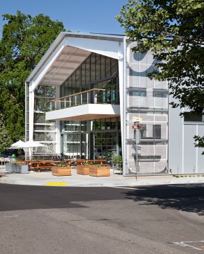 Supergraphics+on+the+building+exterior+also+help+define+the+Shed+brand.