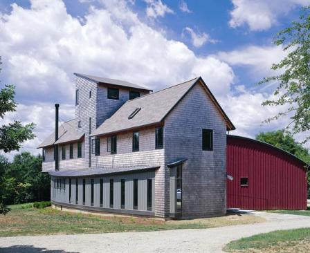 The protected courtyard bridges the physical and mental distance between the home and studio.