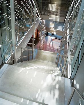 ... which reflects off the 3,000 crystals that line the stair ...