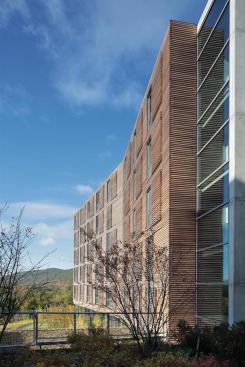 Split by a central service core, the six-story building has two canted wings. On the east fa?ade these volumes are carefully placed to minimize views of the existing brick buildings slightly to the north.
