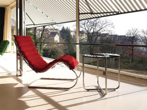 Replica+furniture+in+the+main+living+space.