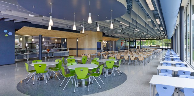 Ergonomic+furniture+supports+flexible+configurations+and+a+sense+of+community+in+the+Dining+Commons.