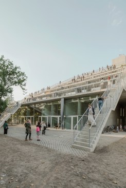 ARCH+ features 78: Terrassenhaus Berlin
Mit Arno Brandlhuber, Elke Falat, Muck Petzet, Olivia Reynolds, moderiert von Antje Stahl (NZZ)
© Foto: David von Becker