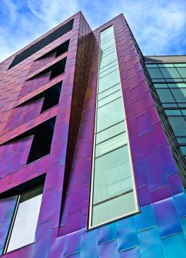 University of Minnesota Amplatz Children’s Hospital
Minneapolis  Tsoi/Kobus & Associates The colored, mirrored, stainless-steel panels used to side the hospital’s exterior are dichroic, meaning the color appears to change depending on light and shadow. The panels, which are clipped into place by way of a channel system, may be easily removed for maintenance.