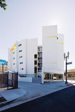 The ground floor is topped by a wood and steel carousel of five residential stories. The buildings serrations increase in depth as they move counter clockwise around the buildingthe shallowest being to the immediate left of the ground-floor entry and the deepest to the right.