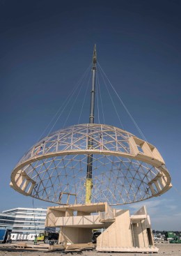 Dome of Visions Foto af Helle Arensbak
torsdag d. 8. september  blev andet løft foretaget på Pier 2. Domen skulle løftes tilbage over det lille etagebyggeri og fæstnes for de næste par år.