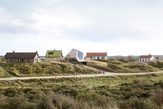 The house’s form was influenced by wind and wave patterns; its western red cedar skin was selected to resist corrosion.