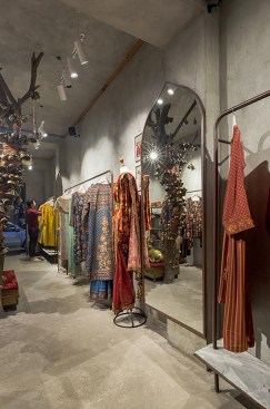 Looking Mirrors are set inside arched shaped frames that draw a strong inspiration from the Persian architecture which also was a major influencer for the Sindhi Architecture. The arches embolden the very theme in the most subtle way.
