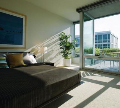 Setbacks on the 18th and 19th floors allow for green roofs and require single- instead of doubleloaded corridors. Private balconies open onto the green roofs, which prevents the apartments on these high floors from feeling detached from the surrounding landscape.