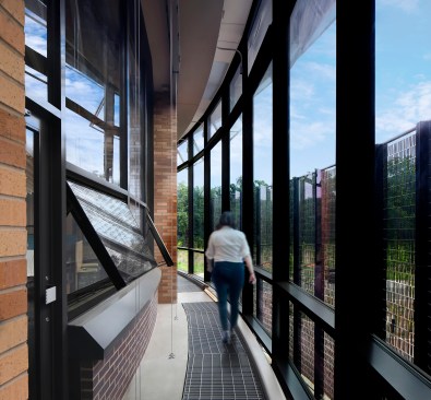 The Kornberg Center is wrapped in a dual-skin façade, greatly increasing the building's energy performance, enhancing natural ventilation, and allowing for greater thermal comfort and temperature control.