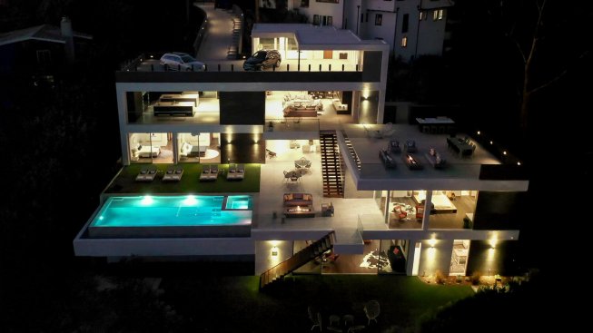 Luxury modern open plan Hollywood Hills home kitchen, dining room and living room.