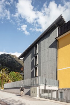 facade connection / The new extension contrasts with the existing part of the hotel to give it a new dynamic.