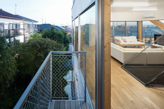 landing to the roof extends to the buildable limit, becoming a stopping place and extension of the interior.