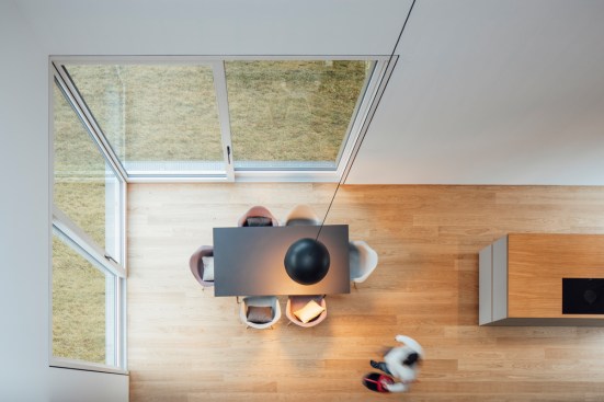 The "dining room" is the communicative heart of the villa. Patio doors that open across the corner extend the house into the garden.