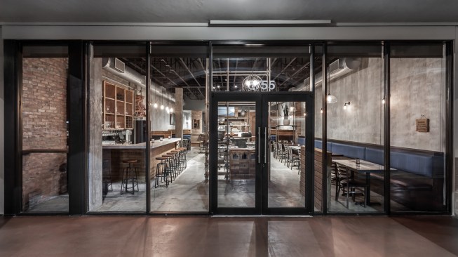 An expansive glass storefront blurs the boundaries between the urban street front and the interior, while maximizing daylighting.
Based upon feedback from customers, the entry is generous to allow for comfort while waiting for a table.
